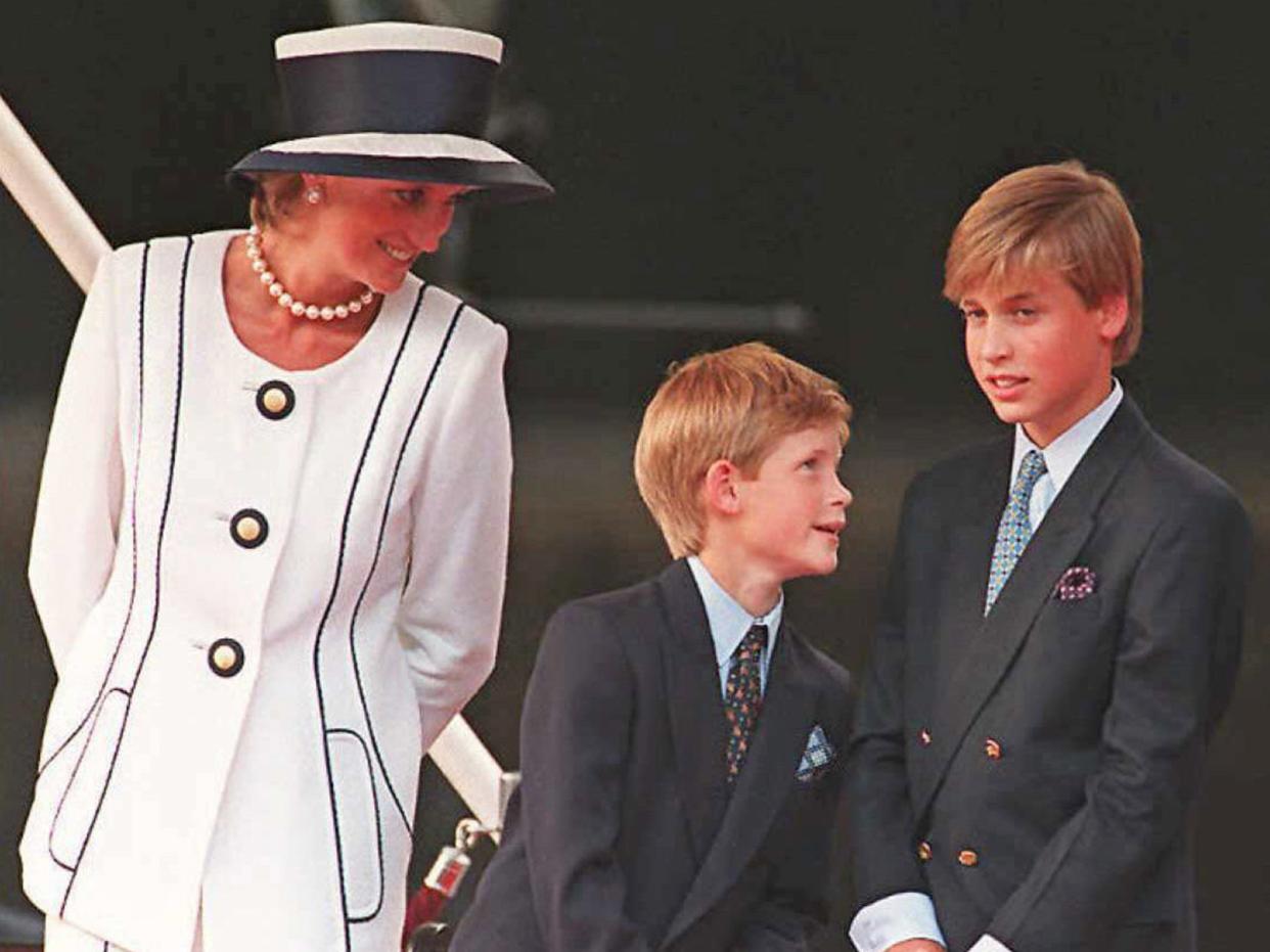 La princesa Diana (izquierda), el príncipe Harry y el príncipe William (derecha) en 1995 (AFP via Getty Images)