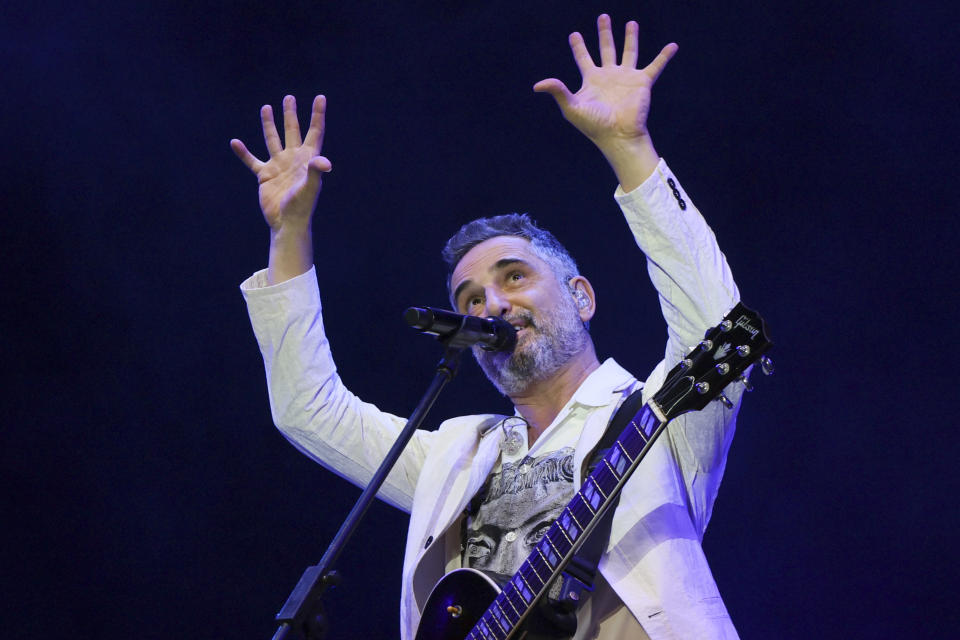 El cantante uruguayo Jorge Drexler durante su concierto en el Festival Vive Latino en la Ciudad de México el sábado 16 de marzo de 2024. (Foto AP/Ginnette Riquelme)