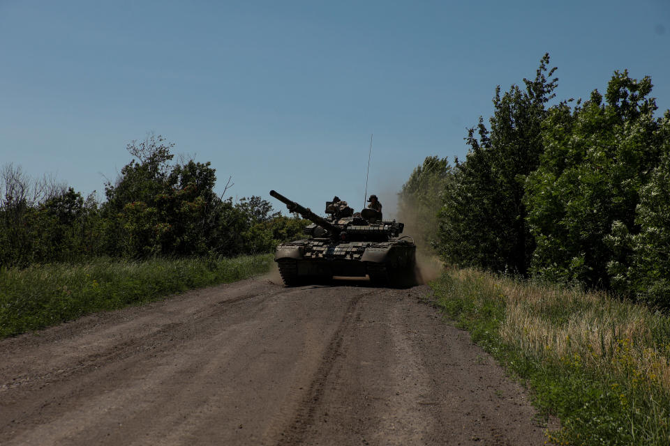 Ukrainische Soldaten mit einem Panzer in der Nähe von Bachmut. (Bild: Reuters)