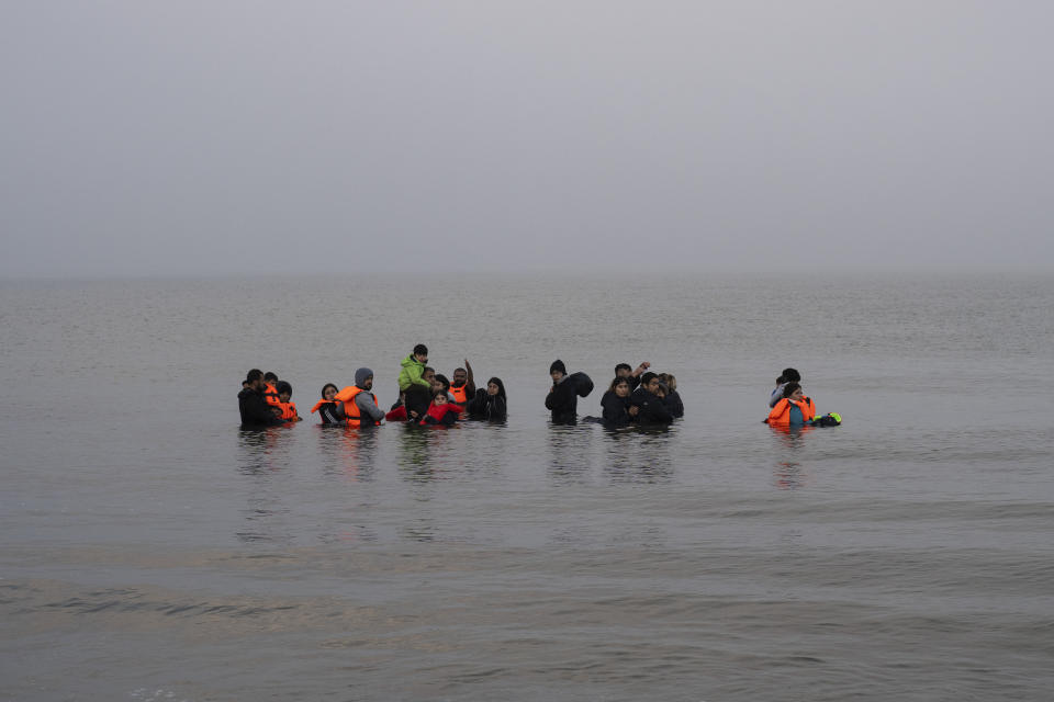 Un grupo de migrantes kurdos de Irán e Irak que fallaron en su intento de llegar a Reino Unido en barco luego de ser descubiertos por la policía se rehúsa a regresar a la costa de la playa de Ambleteuse, en el norte de Francia, el domingo 19 de mayo de 2024. (AP Foto/Bernat Armangue)