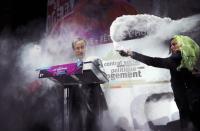 Le candidat à la présidentielle française, Francois Hollande, enfariné par une manifestante, à Paris.