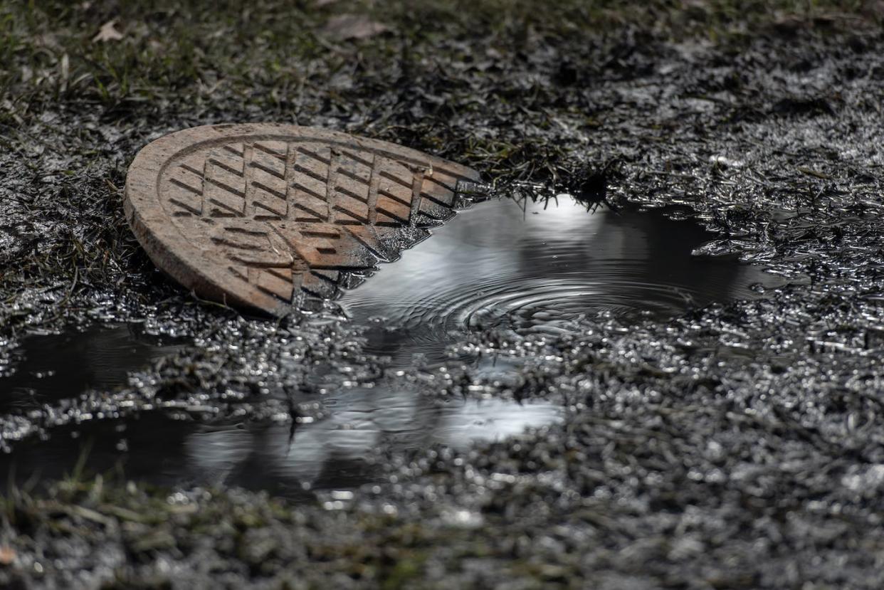 Raw sewage bubbles up in the front yard of a home in Jackson, Mississippi, on Oct. 20, 2021. <a href="https://www.gettyimages.com/detail/news-photo/raw-sewage-bubbles-up-in-the-front-yard-of-a-home-in-news-photo/1236532470" rel="nofollow noopener" target="_blank" data-ylk="slk:Rory Doyle/The Washington Post via Getty Images;elm:context_link;itc:0;sec:content-canvas" class="link ">Rory Doyle/The Washington Post via Getty Images</a>