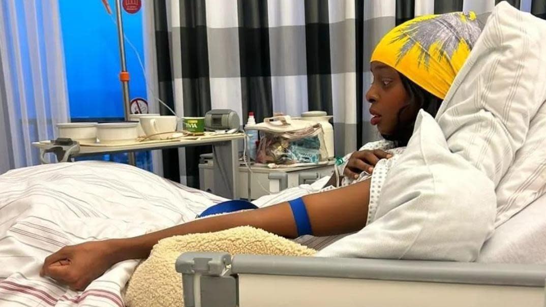 Shamsa Sharawe se recupera en el hospital tras una cirugía
