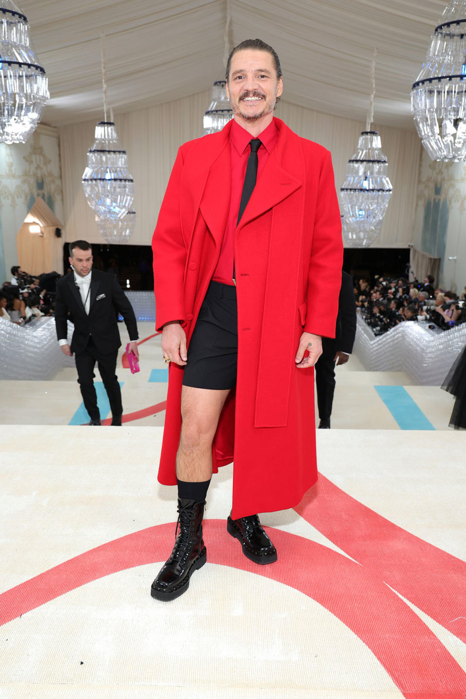 Pedro Pascal surprised fans with his bright ensemble. Photo: Getty