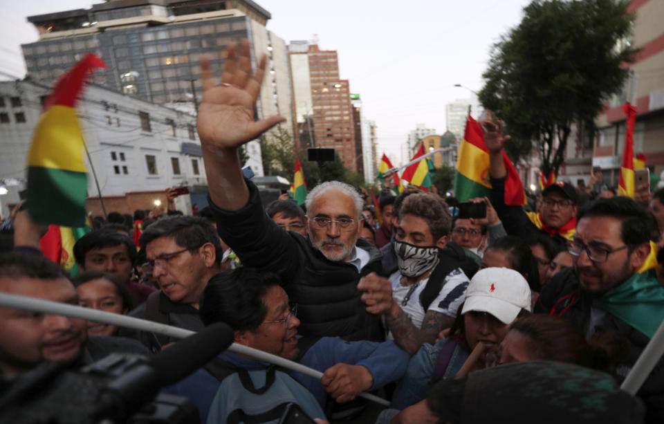 En esta imagen de archivo, tomada el 22 de octubre de 2019, el candidato de la oposición a las presidenciales de Bolivia, Carlos Mesa, saluda a sus seguidores durante una marcha antigubernamental en La Paz, Bolivia. Mesa recibe gran parte de su apoyo de la población urbana y con más recursos económicos del país. (AP Foto/Juan Karita, archivo)