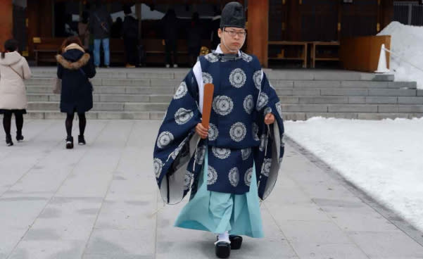 日本神社內的神職人員，裝束十分具有宗教特色。圖／D子　提供 