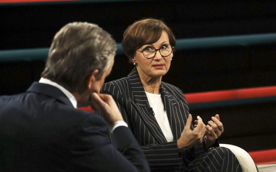 Bettina Stark-Watzinger versicherte im Gespräch mit Markus Lanz, dass sie die PISA-Ergebnisse nicht auf die leichte Schulter nehme. (Bild: ZDF / Cornelia Lehmann)