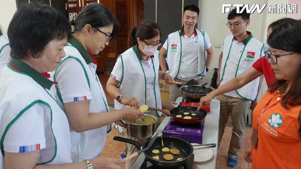 信義志工分組製作適合高齡長者的質地飲食健康料理