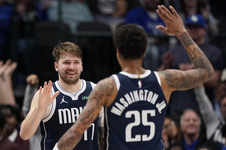 Luka Doncic（圖左）與季中轉隊的P.J. Washington。（NBA Photo by Sam Hodde/Getty Images）