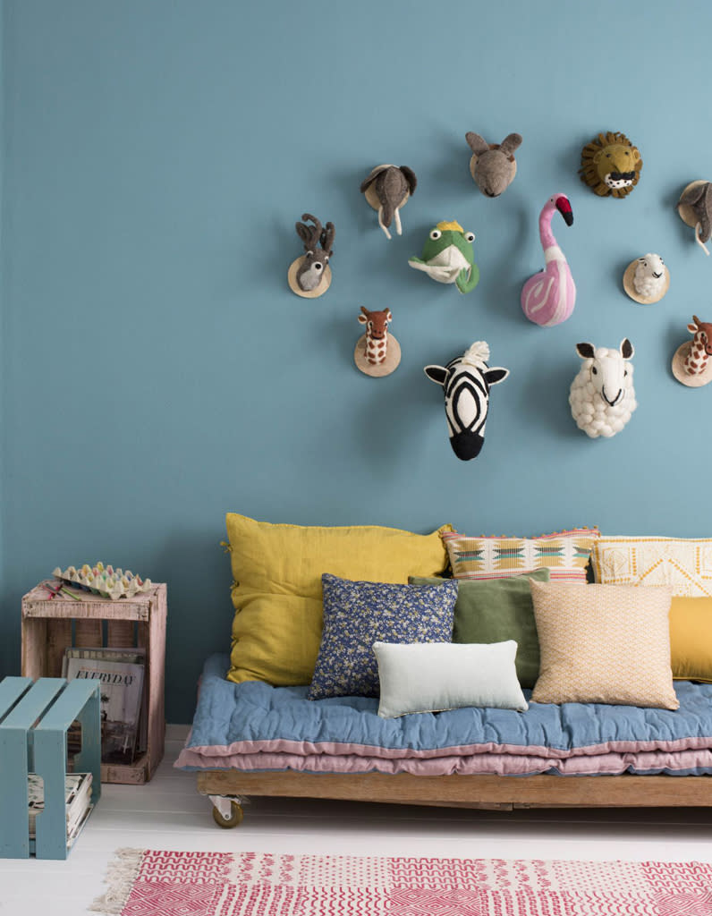 Une chambre d'enfant zen qui fait la part belle à la banquette basse recouverte de coussins