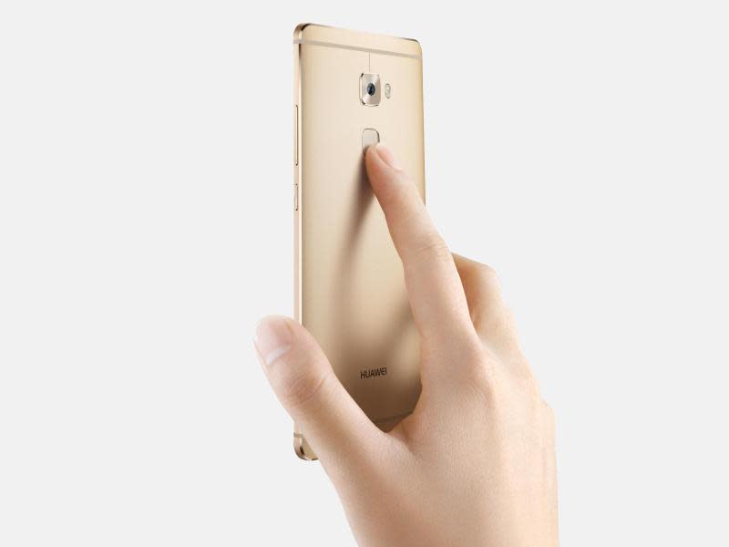 Besondere Bedienung: Der Fingerabdrucksensor auf der Rückseite des Mate S erkennt auch Touchgesten. Foto: Huawei