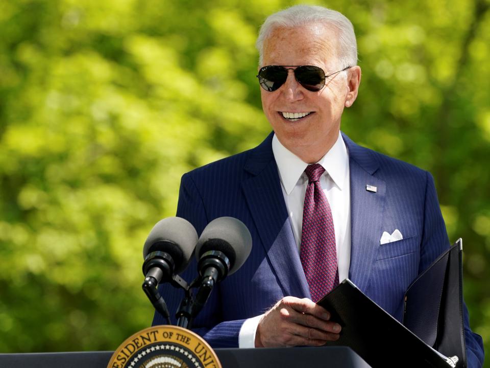 El presidente de EE. UU., Joe Biden, pronuncia comentarios sobre la respuesta de la administración a la enfermedad por coronavirus (Covid-19) frente a la Casa Blanca en Washington, EE. UU., 27 de abril de 2021 (REUTERS)