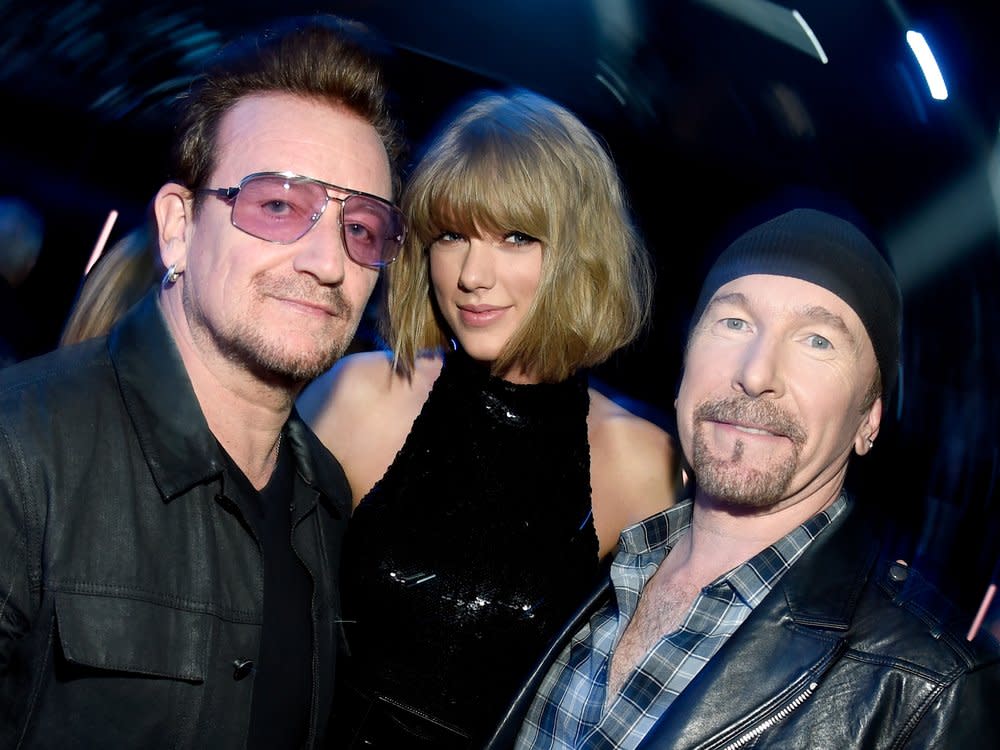 US-Superstar Taylor Swift mit den U2-Mitgliedern Bono (li.) und The Edge im Jahr 2016 bei den iHeartRadio Music Awards. (Bild: getty/Kevin Mazur)