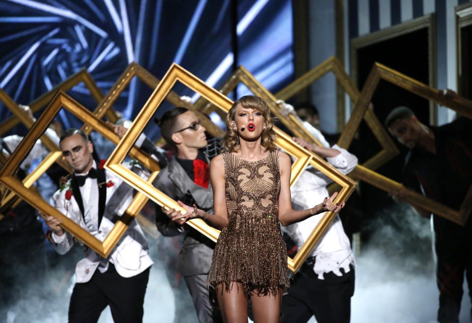 Taylor Swift performs "Blank Space" during the 42nd American Music Awards in Los Angeles, California November 23, 2014.    REUTERS/Mario Anzuoni (UNITED STATES  - Tags: ENTERTAINMENT)     (MUSIC-AMERICANMUSICAWARDS-SHOW)