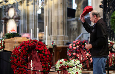 Un hombre presenta sus respetos en el funeral del piloto Niki Lauda en la catedral de Viena. Mayo 29, 2019. REUTERS/Lisi Niesner