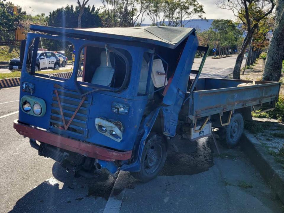 池上鄉發生大貨車與農用搬運車對撞車禍，搭農用車正準備返鄉的菲籍婦人傷重不治。（記者鄭錦晴翻攝）