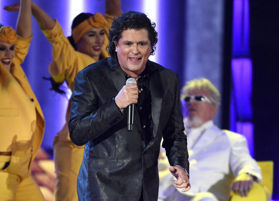 ARCHIVO - Carlos Vives interpreta "Hoy tengo tiempo" durante la ceremonia de los Latin Grammy en Las Vegas el 15 de noviembre de 2018. El padre de Vives, el Dr. Luis Aurelio Vives, falleció el lunes 5 de abril de 2021 en Santa Marta, Colombia. Tenía 91 años. (Foto por Chris Pizzello/Invision/AP, Archivo)