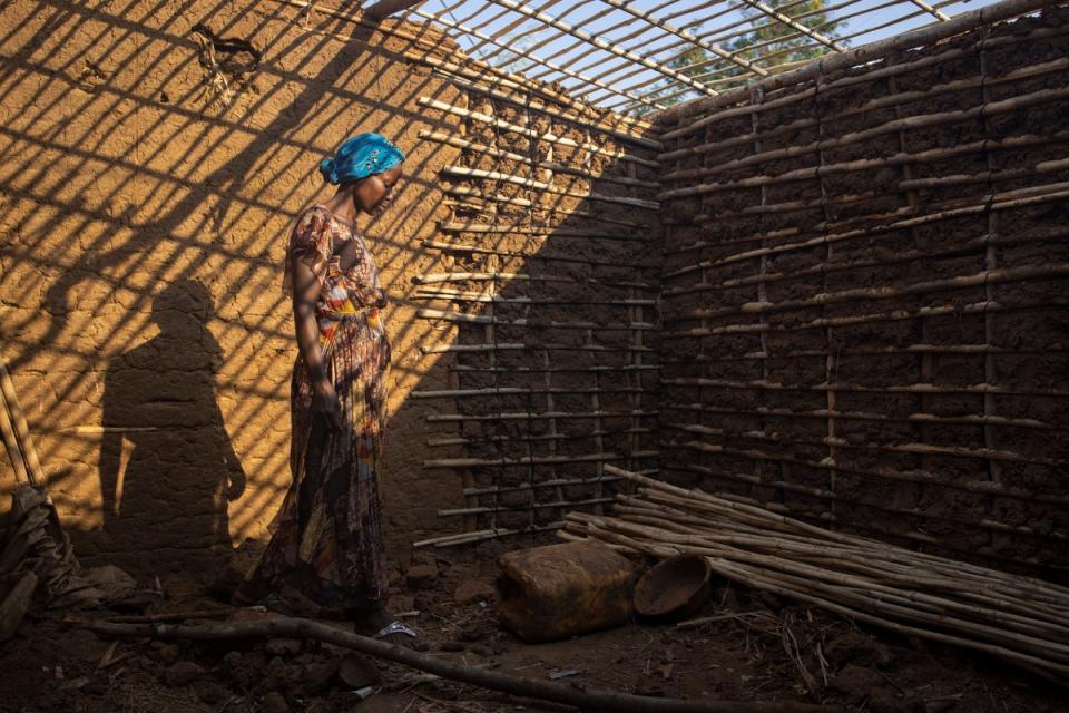 Dorotea stands in her future home at Maratane refugee camp (Hélène Caux/UNHCR)