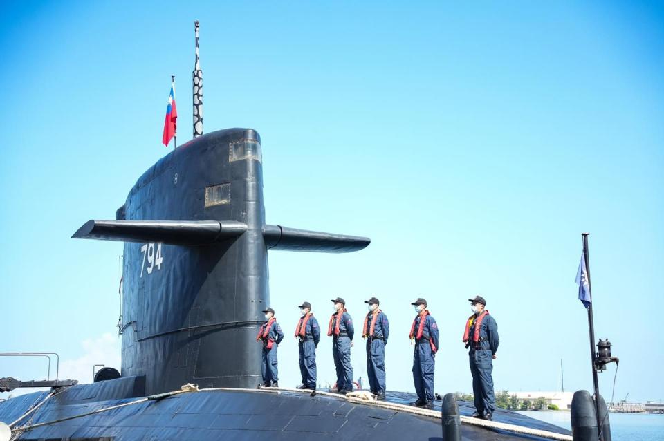 台灣購自荷蘭的劍龍級潛艦海虎軍艦（舷號794)，艦齡已超過中壽期，準備進行戰鬥系統提升等改良。中華民國海軍臉書