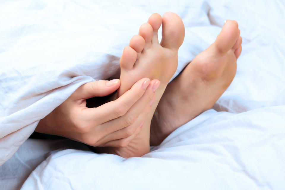 洗腳後將一條腿彎曲，放在另一條腿上，然後用右手指搓左腳心，用左手指搓右腳心，搓揉至局部發紅、發熱即可，也可以按壓腳趾，因為人的腳底佈滿穴道又是神經末梢處，透過適當的刺激與按摩能幫助調節安撫中樞神經，而且很多人也表示這樣做能幫助入眠。