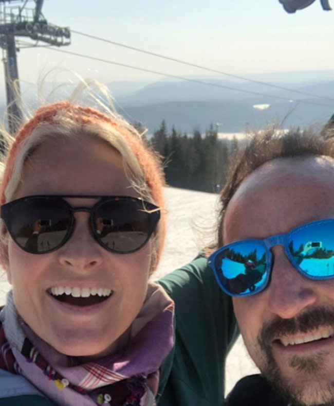 Mette Marit en la nieve con Haakon