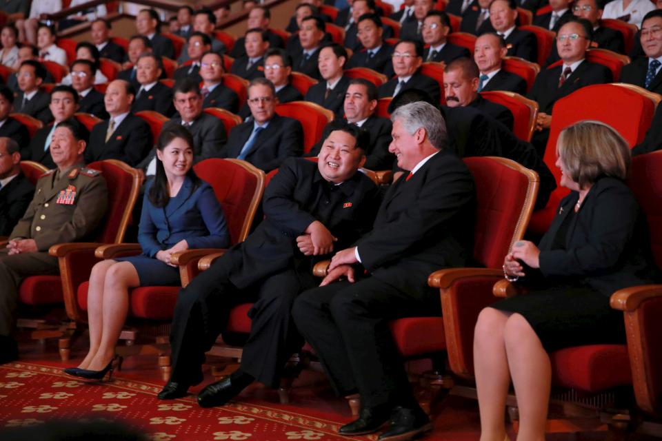 Díaz-Canel y Lis Cuesta (en la extrema derecha) en un evento con el líder norcoreano Kim Jong-un y su esposa, durante su visita a Pyongyang en el 2015. REUTERS/KCNA