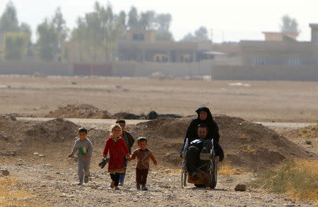 Iraqi displaced people walk after they escaped from Islamic State-controlled village of Abu Jarboa, Iraq October 31, 2016. REUTERS/Azad Lashkari