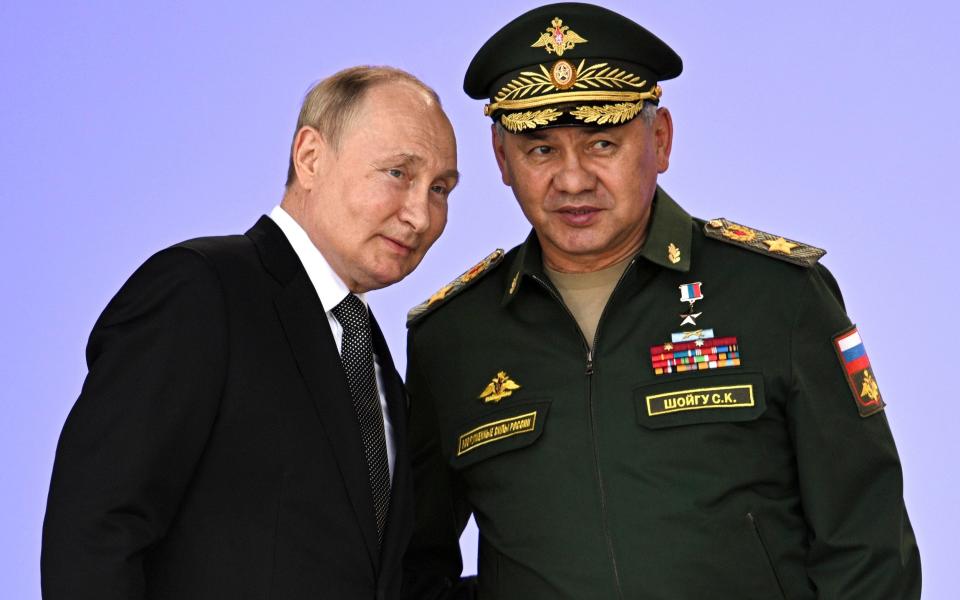 Russia's President Vladimir Putin and Russian Defense Minister Sergei Shoigu - Pool Sputnik Kremlin