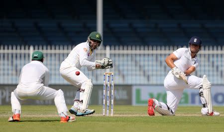 England's Alastair Cook (R) in action as Pakistan's Sarfraz Ahmed (2nd L) looks on. Action Images via Reuters / Jason O'Brien Livepic