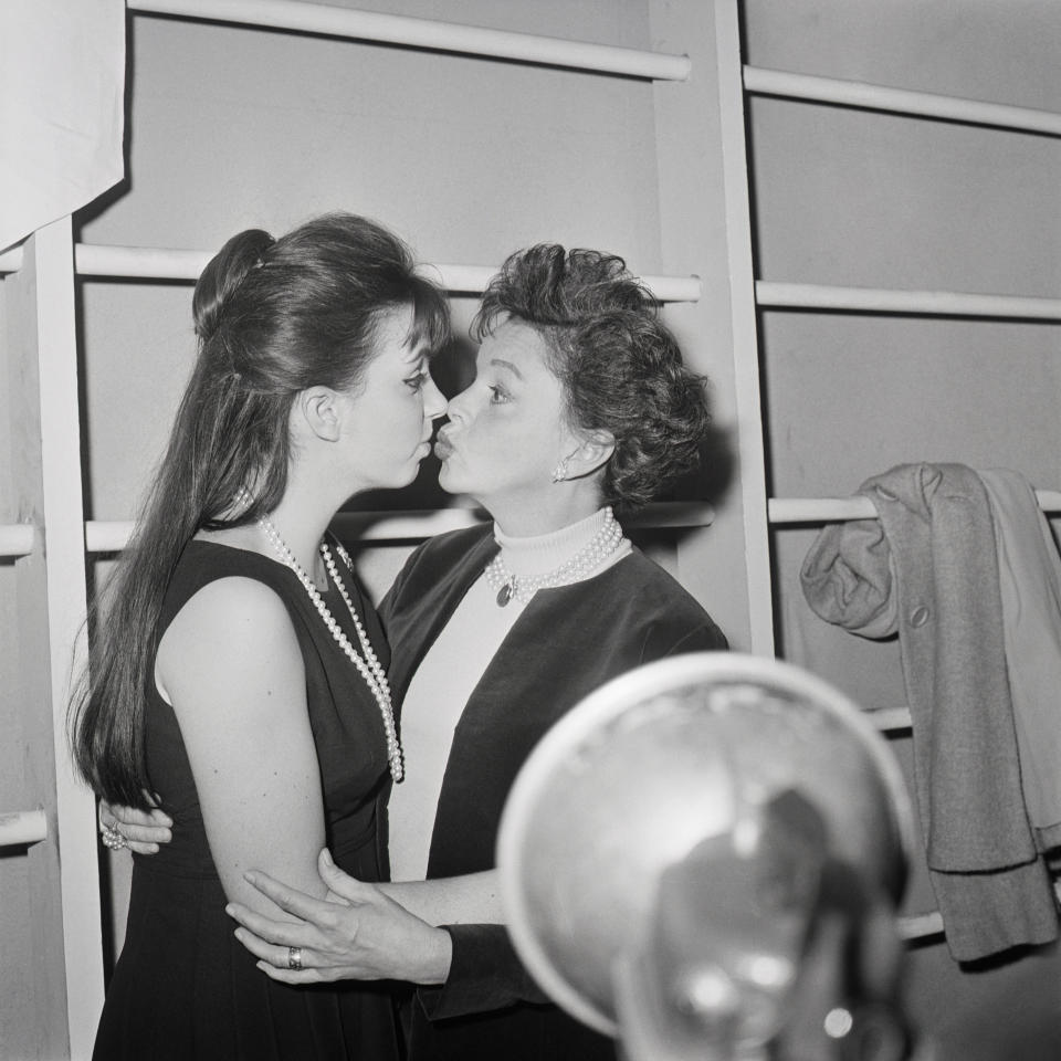 <p>"Ella era divertida, muy divertida, transparente e increíblemente inteligente", declaró Minnelli a Variety sobre Garland, a la que también describió como "protectora y muy estricta". La actriz, que debutó en el teatro con 'Best Foot Forward' (1963), compartió con su madre este tierno momento tras su segunda noche en el escenario de off-Broadway. (Foto: Bettmann / Getty Images)</p> 