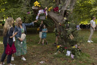 <p>Nicht nur vor dem Buckingham Palace, sondern auch im Londoner Green Park werden unzählige Blumen hinterlassen. Selbst die Bäume in dem königlichen Park werden mit Bouquets und Körben geschmückt. (Bild: Dan Kitwood/Getty Images)</p> 