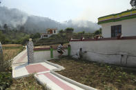 <p>Indians run for cover as a mortar shell is fired from the Pakistan side of the border in a civilian area at Bhawani village, Nowshera sector, along the highly militarized Line of Control that divides the region between India and Pakistan, May 13, 2017. Indian and Pakistani troops traded fire in the disputed Himalayan region of Kashmir on Saturday, killing two civilians and wounding six others, officials said. (Photo: Channi Anand/AP) </p>