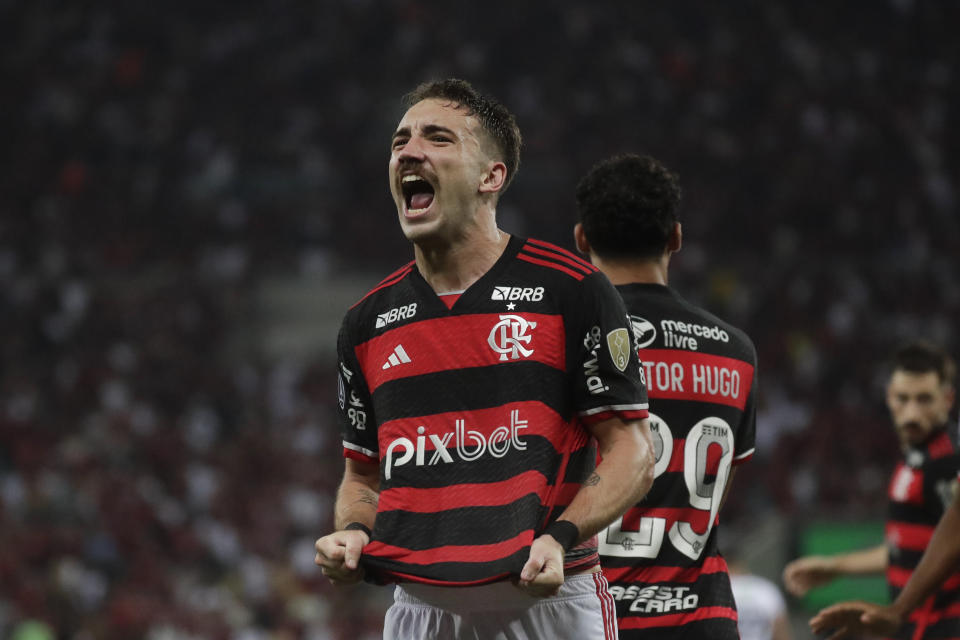 Leo Ortiz, del Flamengo, celebra tras anotar ante Palestino de Chile durante un encuentro de la Copa Libertadores, el miércoles 10 de abril de 2024, en el Maracaná de río de Janeiro (AP Foto/Bruna Prado)