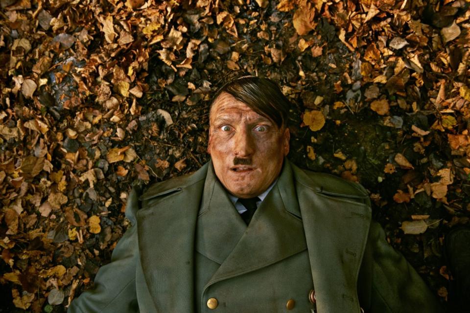 Adolf Hitler als Comedian? Die mehr als gewagte Ausgangssituation brachte Timur Vermes in "Er ist wieder da" einen Buchbestseller ein und ermöglichte nach der Verfilmung Oliver Masucci den Durchbruch als Filmschauspieler. "Er ist wieder da" zeigt die moderne Welt aus dem Jahr 2011 ausschließlich durch die Augen Adolf Hitlers, der mitten in Berlin plötzlich auf der Erde neu erwacht. (Bild: Highlight / Constantin)