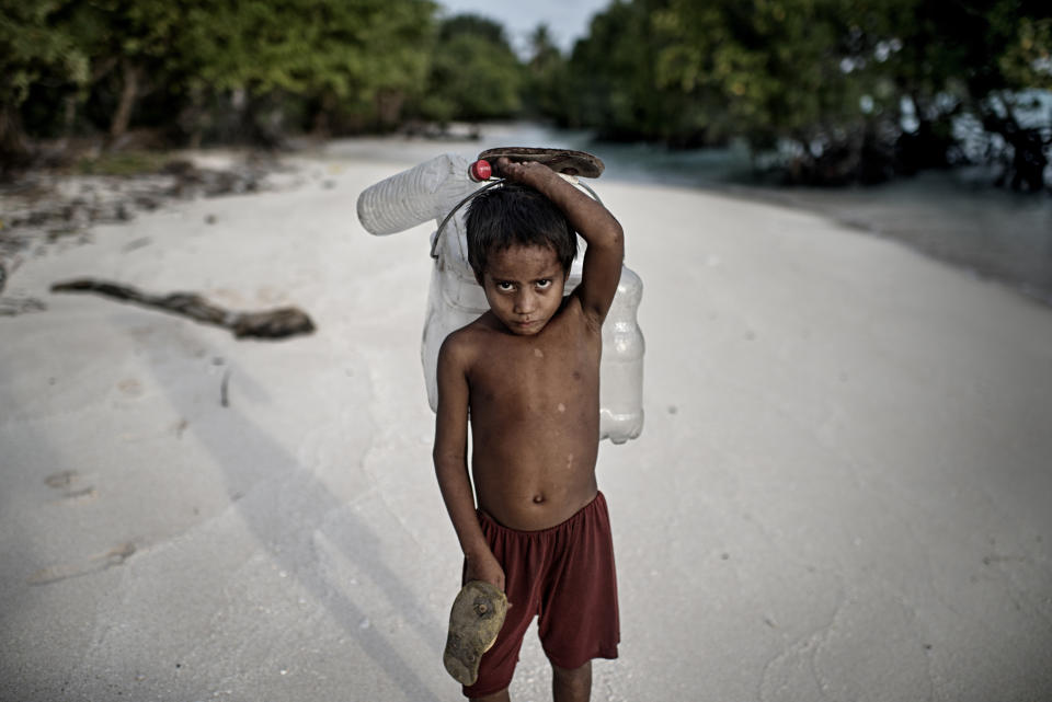 Un niño se dirige a buscar agua dulce, un bien muy escaso en Kiribati. (Photo by Jonas Gratzer/LightRocket via Getty Images