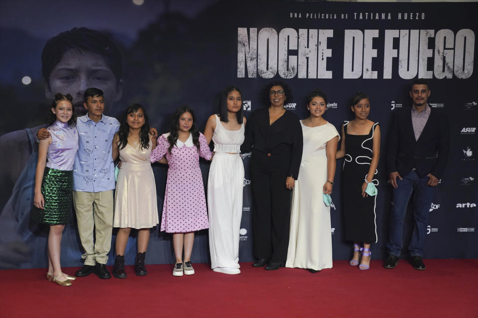 ARCHIVO - Tatiana Huezo, centro, directora de "Noche de Fuego", posa con el elenco del filme durante la alfombra roja de la película en el cetro cultural Los Pinos en la Ciudad de México el 14 de septiembre de 2021. Huezo fue nominada al premio a mejor ópera prima del Sindicato de Directores (DGA por sus siglas en inglés) por “Noche de fuego” el 27 de enero de 2022. (Foto AP/Fernando Llano, archivo)