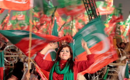 Supporters of opposition politician Imran Khan cheer at a celebration rally in Islamabad, Pakistan November 2, 2016. REUTERS/Caren Firouz