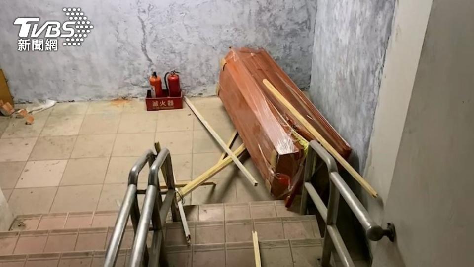 棺材被移到樓梯間。（圖／TVBS）
