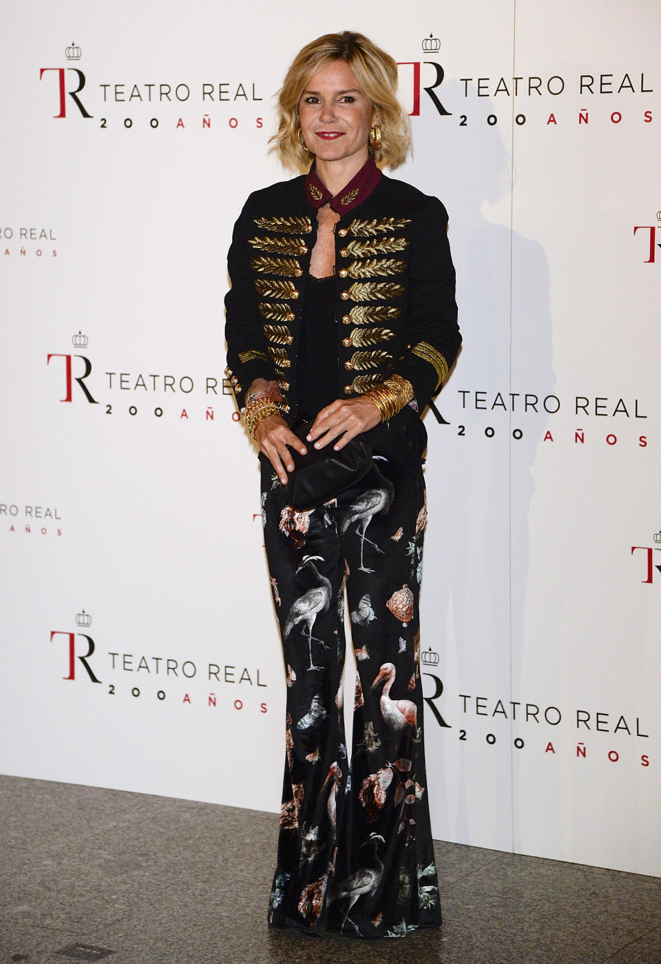 Su visita al Teatro Real en 2016 dejó otro look para el recuerdo. Desde los pantalones con estampado de aves hasta la chaqueta militar, Martínez de Irujo se equivocó con esta desafortunada combinación. (Foto: Fotonoticias / Getty Images)