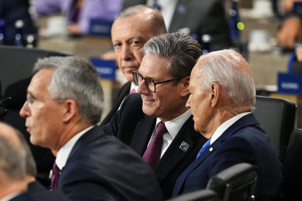 US President Joe Biden (R) speaks with Sir Keir Starmer on Thursday in Washington (AFP via Getty Images)