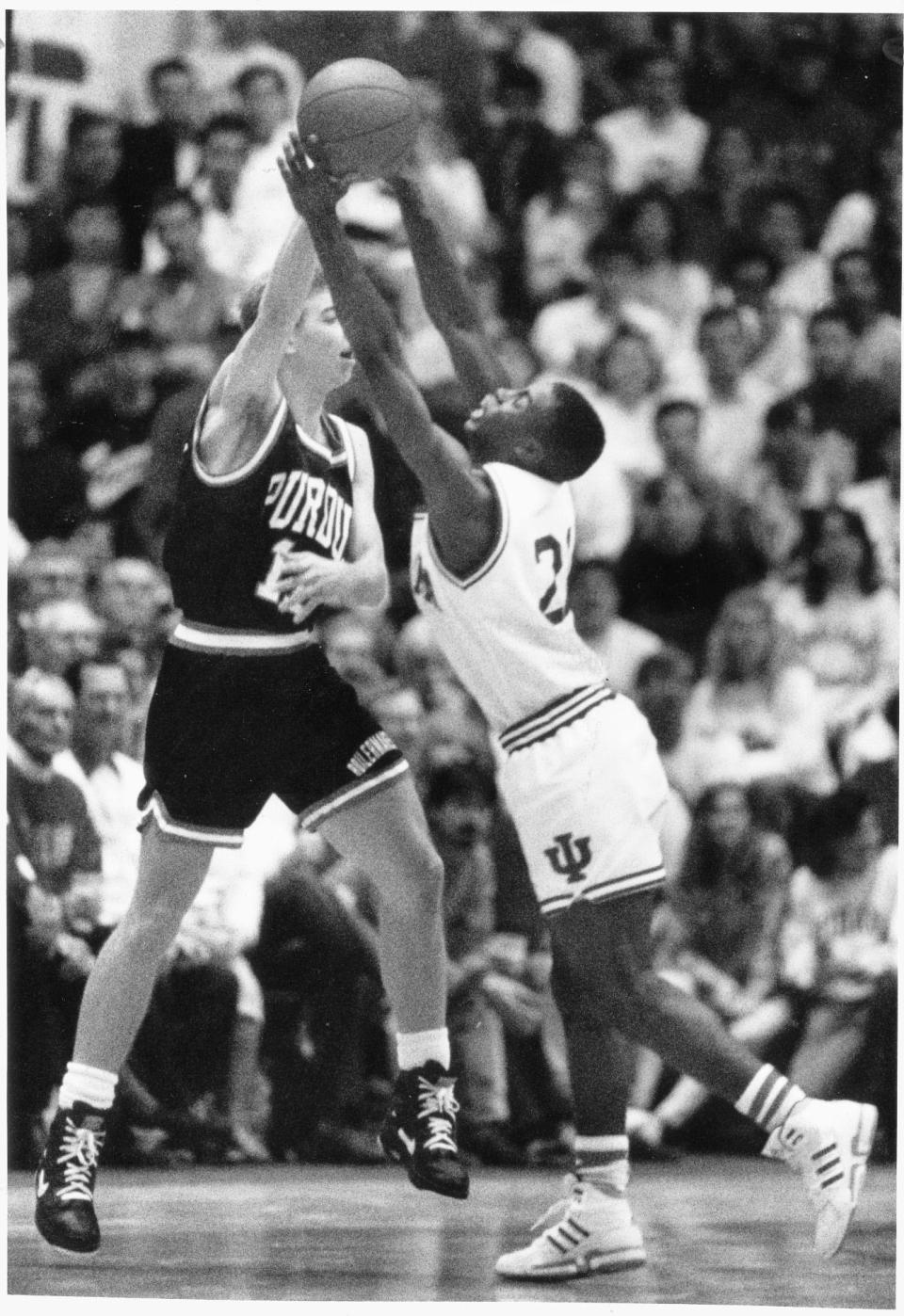 Indiana's Chris Reynolds (21) steals the ball away from Purdue's Matt Waddell (11) Jan 29 1992.