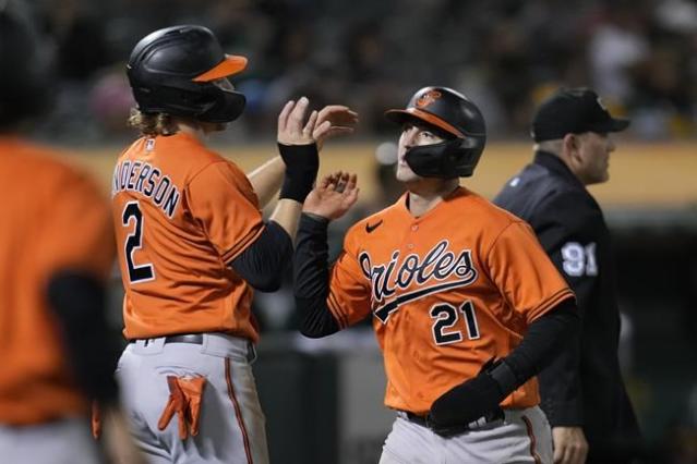 Baltimore Orioles second baseman Adam Frazier (12) gets in