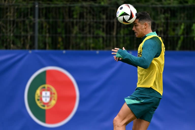 El delantero Cristiano Ronaldo durante el entrenamiento de la selección de Portugal antes del debut en la Eurocopa, en el campo base de los lusos en Harsewinkel (oeste de Alemania), el 16 de junio de 2024 (PATRICIA DE MELO MOREIRA)