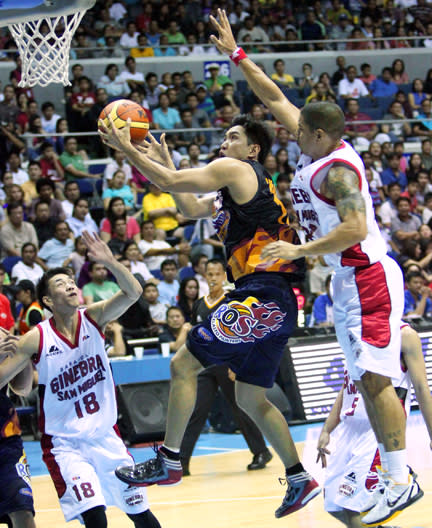 Jeff Chan goes for a layup. (PBA Images)