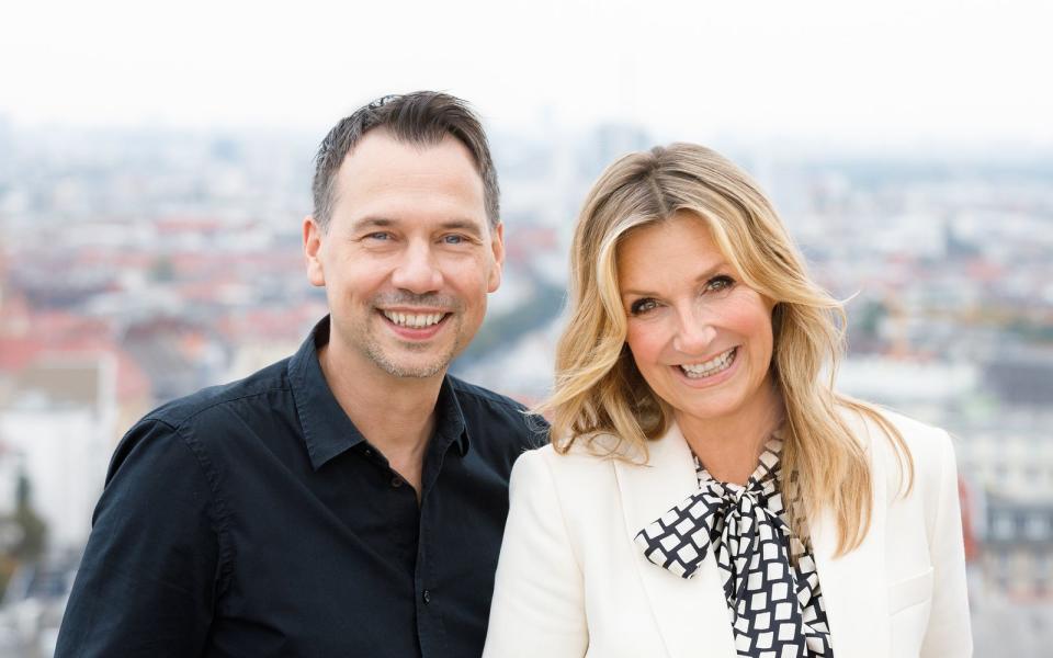 Das neue Moderatorenduo im neuen rbb-Talk: Autor Sebastian Fitzek und Kim Fisher präsentieren "Riverboat Berlin". (Bild: rbb / Stefan Wieland)