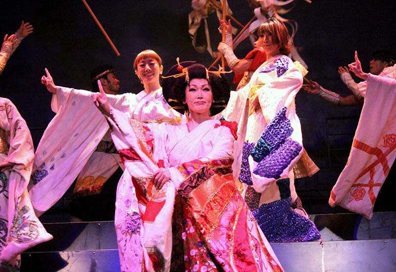 Watch a traditional Japanese Cabaret show