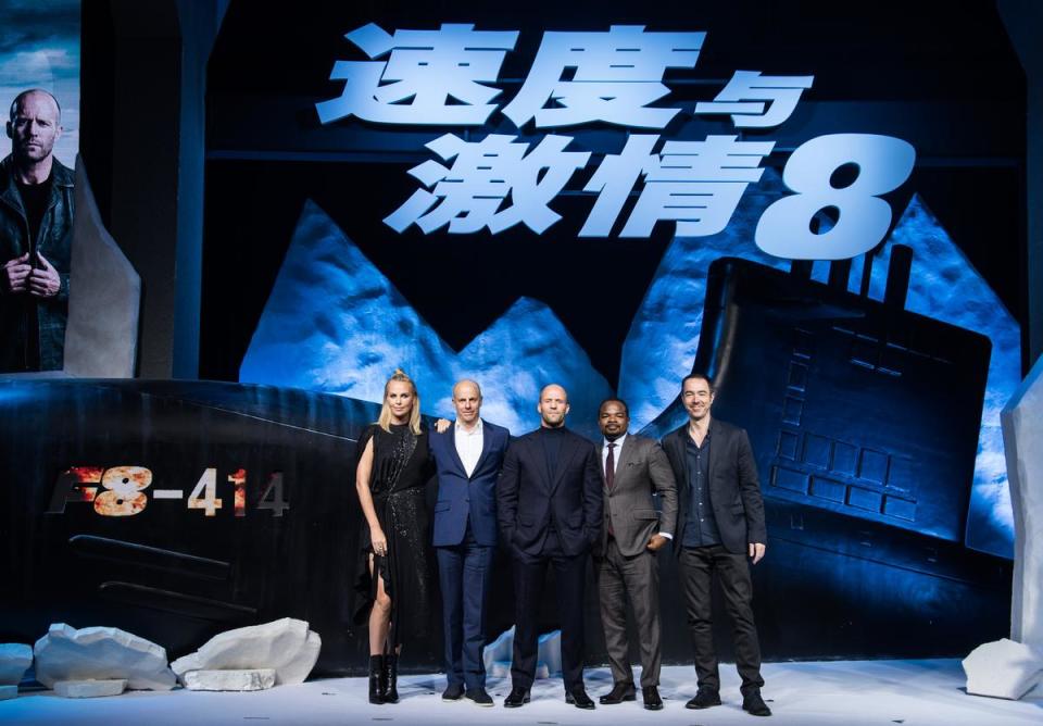 《玩命關頭8》前進北京宣傳，莎莉賽隆（左起）、製片尼爾摩里茲 、傑森史塔森、導演蓋瑞葛雷、編劇克里斯摩根。