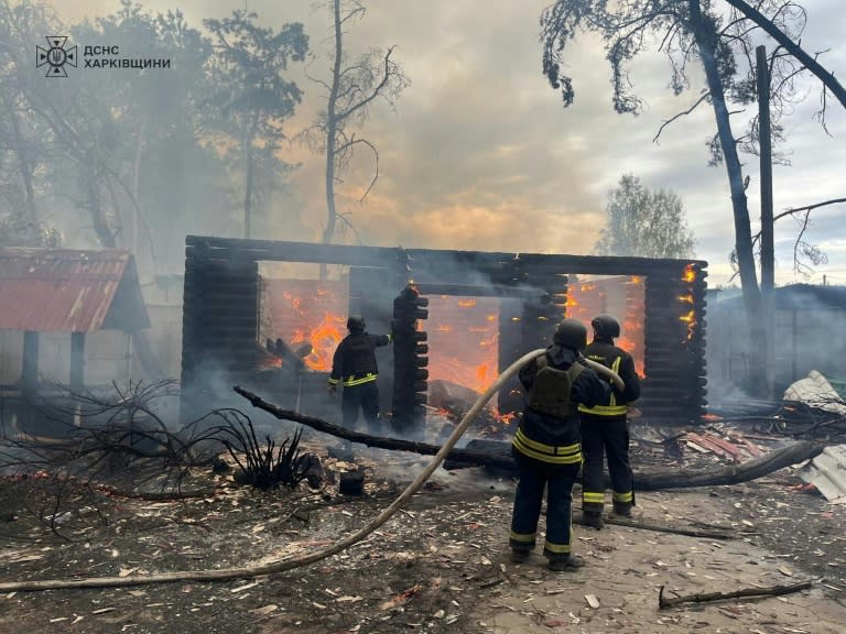 Des pompiers luttent contre un incendie après une frappe russe sur Kherson, le 21 avril 2024 en Ukraine (Handout)