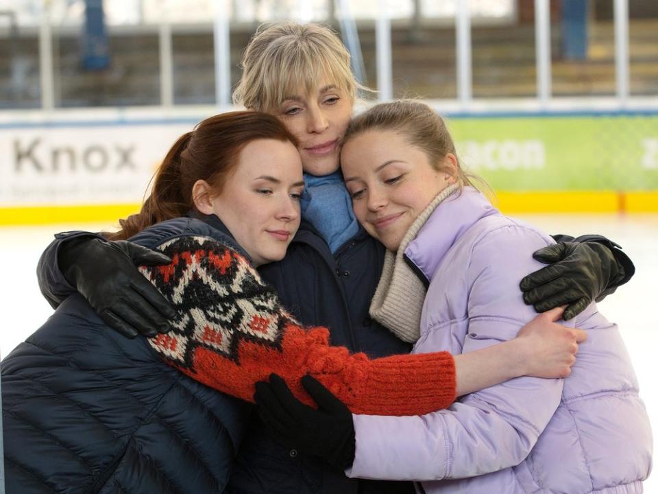 "Rote Rosen": Katrin (M.) erkennt, dass Franzi (l.) und Mia erwachsen sind und ihre eigenen Wege gehen. (Bild: ARD/Nicole Manthey)