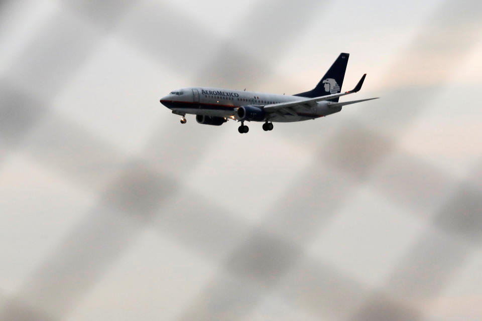 <p>A Boeing 737-700 aeroplane of Aeromexico is seen before landing at the Benito Juarez international airport in Mexico City, Mexico, July 31, 2018. (Photo: Carlos Jasso/Reuters) </p>